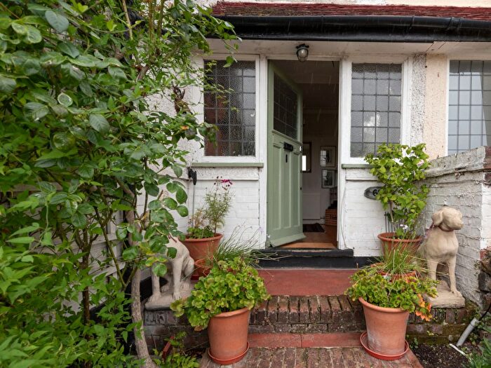 4 Bedroom Semi-Detached House For Sale In Hendon Park, London, NW4