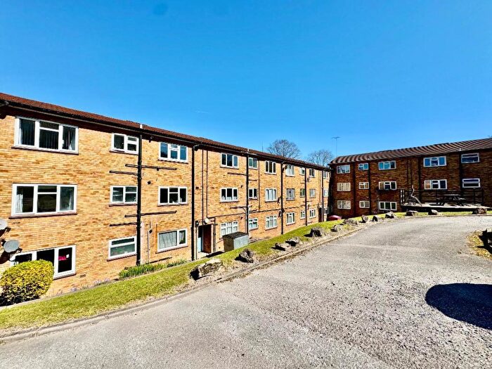 2 Bedroom Flat For Sale In Stockwood Crescent, Luton, LU1