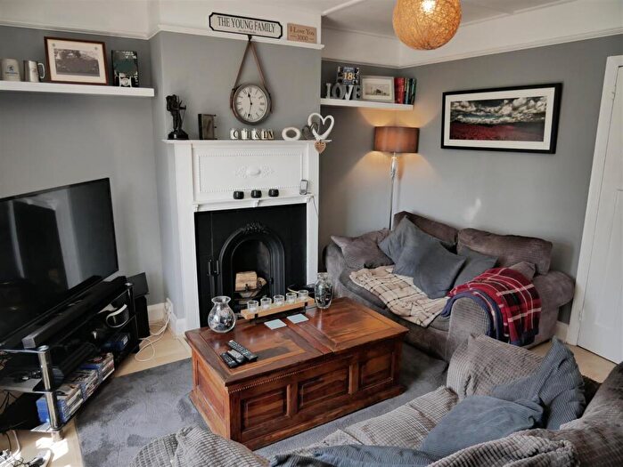 3 Bedroom Semi Detached House For Sale In Oxford Road, Calne, SN11