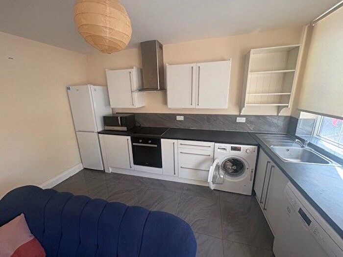 3 Bedroom Flat To Rent In Choppins Court, Wapping, E1