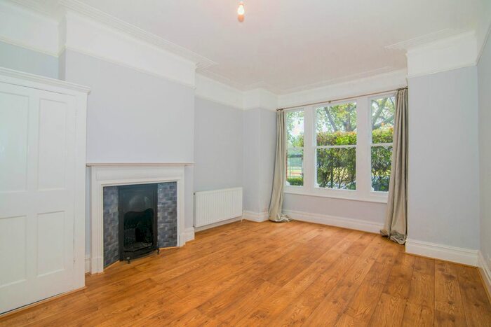 3 Bedroom Flat To Rent In Rocks Lane, London, SW13