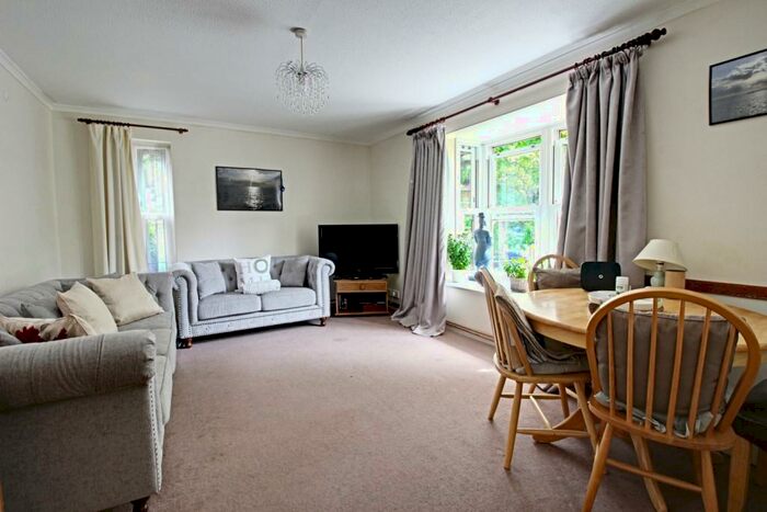 2 Bedroom Ground Flat To Rent In Oakleigh Park North, Whetstone, London, N20