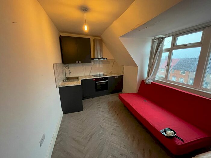 2 Bedroom Flat To Rent In Deansbrook Road, Edgware, HA8