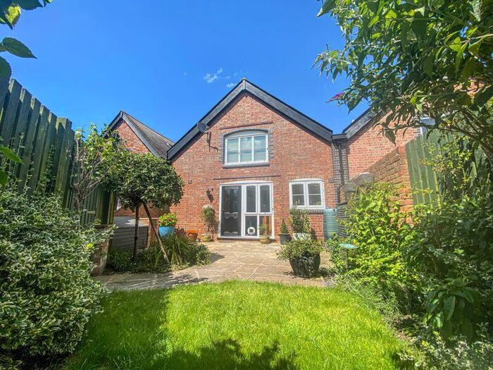 2 Bedroom Barn Conversion For Sale In Rowden Farm Barns, Ledburn, LU7