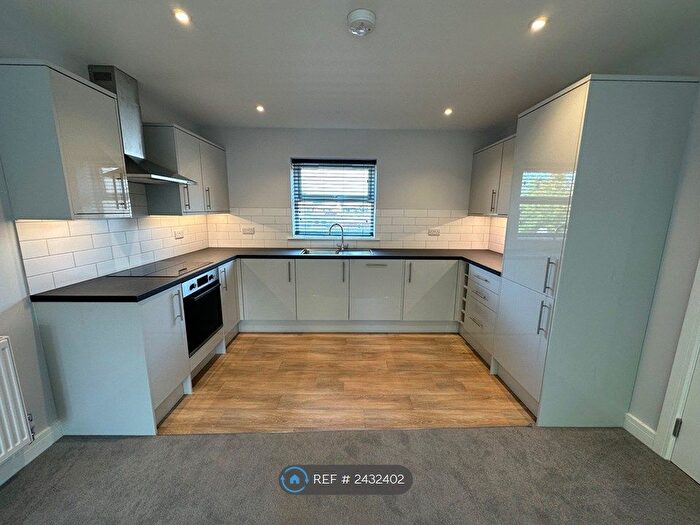 2 Bedroom Flat To Rent In Chesters Place, Tilehurst, Reading, RG31