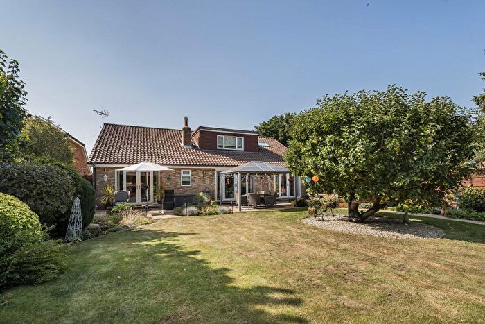 4 Bedroom Detached Bungalow For Sale In Dovehouse Lane, Kensworth, Dunstable, LU6