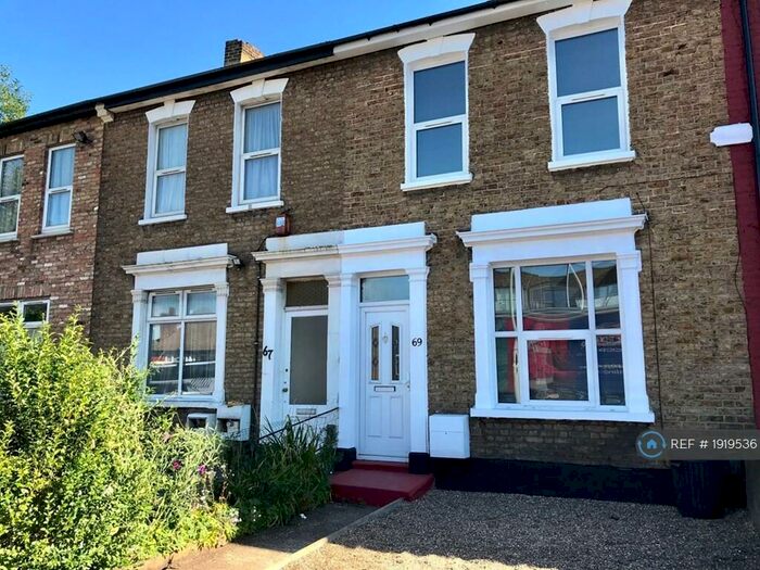 Studio To Rent In Bowes Road, London, N13