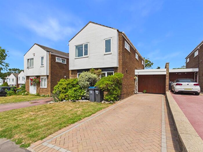 4 Bedroom Link Detached House For Sale In Woodhatch Spinney, Coulsdon, CR5