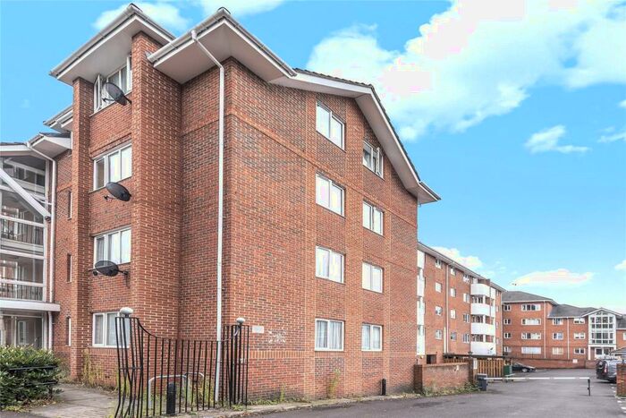 2 Bedroom Apartment To Rent In Kings Oak Court, Queens Road, Reading, Berkshire, RG1