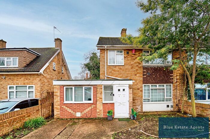4 Bedroom Semi-Detached House For Sale In Solway Close, Hounslow, TW4