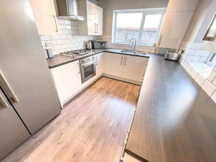6 Bedroom Terraced House To Rent In Hannan Road, L6