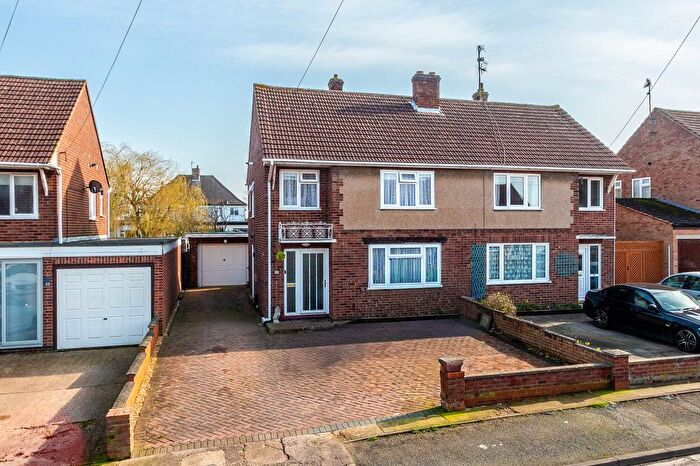 3 Bedroom Semi-Detached House For Sale In Manor Road, Rushden, NN10