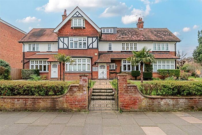 1 Bedroom Flat For Sale In Lovelace Road, Surbiton, KT6