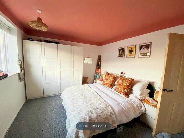 2 Bedroom Flat To Rent In Warburton Court, London, SE15