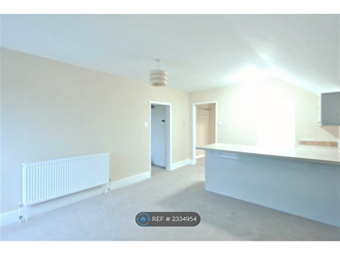 1 Bedroom Flat To Rent In Oakcroft, London, SE12
