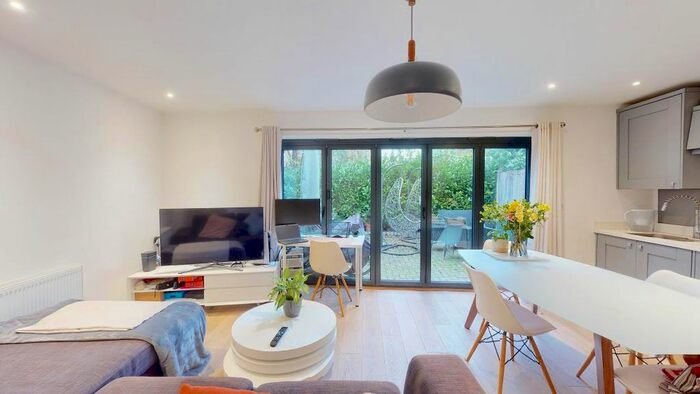 3 Bedroom Flat To Rent In Kingston Road, London, SW19