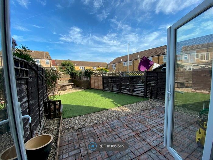 3 Bedroom Semi-Detached House To Rent In Peacocks, Harlow, CM19