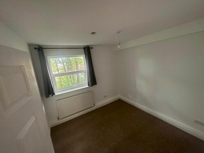 2 Bedroom Flat To Rent In Uplands Close, London, SE18