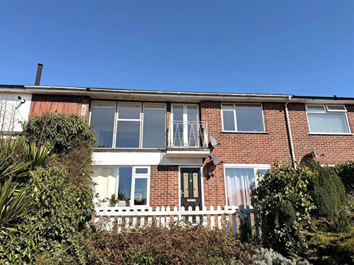 2 Bedroom Flat For Sale In Laurel Close, Leigh On Sea, Essex, SS9