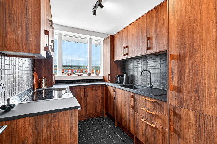 2 Bedroom Flat For Sale In Wellington Close, Walton-On-Thames, KT12