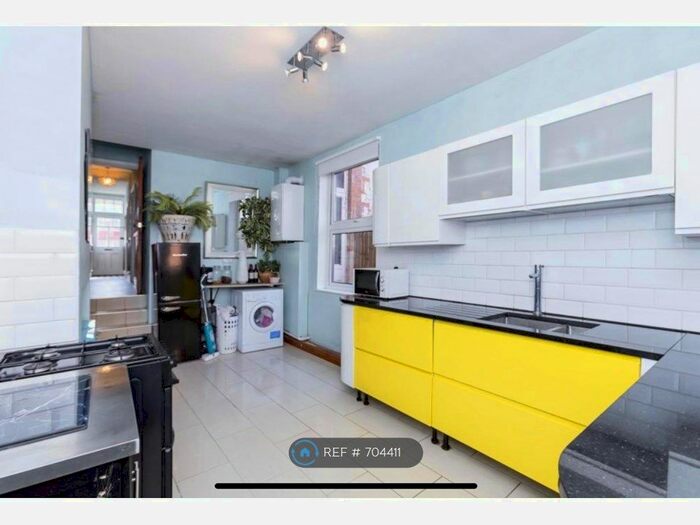 4 Bedroom Semi-Detached House To Rent In Kirby Road, Leicester, LE3