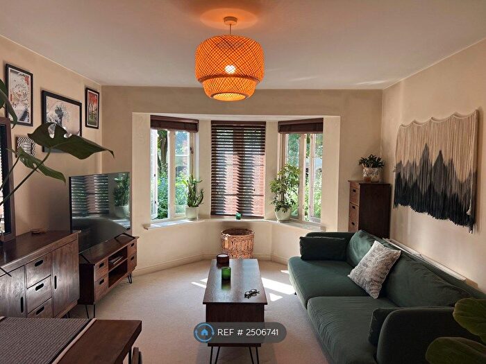 2 Bedroom Flat To Rent In Madeira Court, Hull, HU5