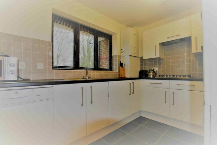 2 Bedroom Flat To Rent In Windsor, Regent Court, SL4