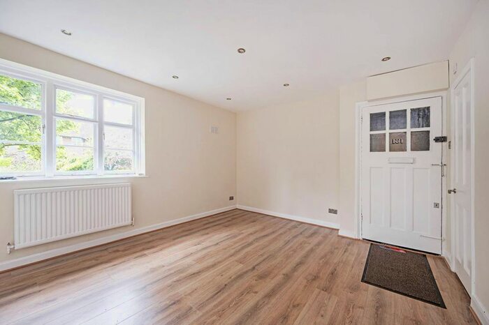 2 Bedroom Flat To Rent In Addison Way, Barnet, London, NW11