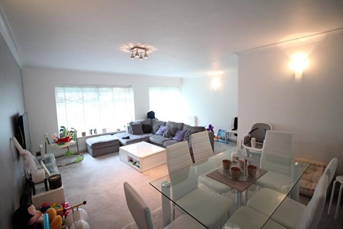 2 Bedroom Flat To Rent In Dunraven Drive, Enfield, EN2