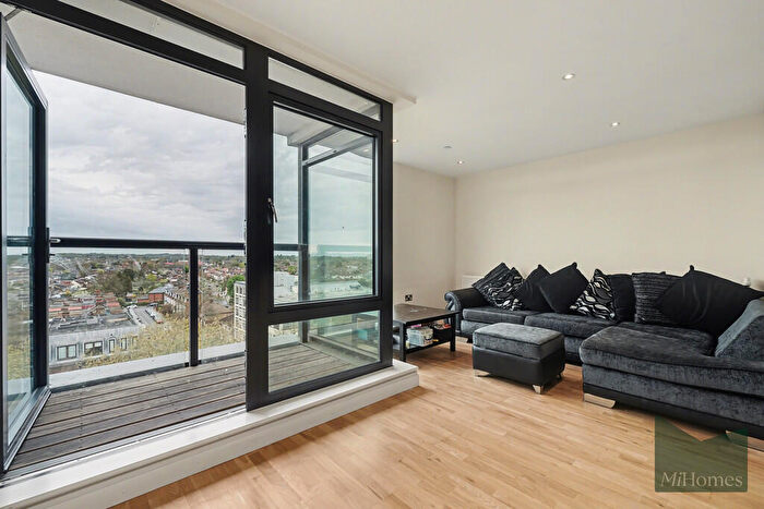 2 Bedroom Apartment For Sale In Coleman Parade, Enfield, EN1