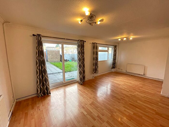 4 Bedroom Semi Detached House To Rent In Brussels Way, Luton, LU3