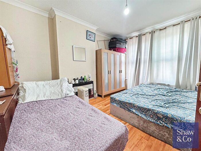 2 Bedroom Flat For Sale In Whitton Road, Whitton, Hounslow, TW3
