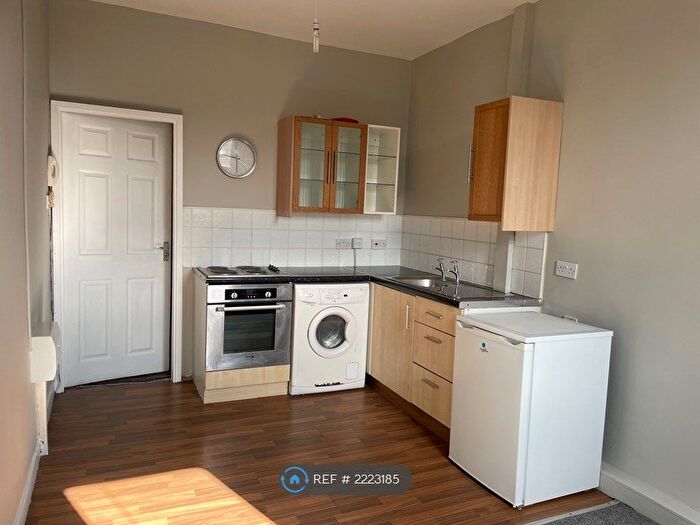 1 Bedroom Flat To Rent In Grange Avenue, Leeds, LS7
