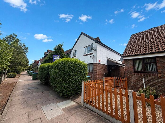 2 Bedroom Maisonette For Sale In Goldfinch Road, Thamesmead, SE28