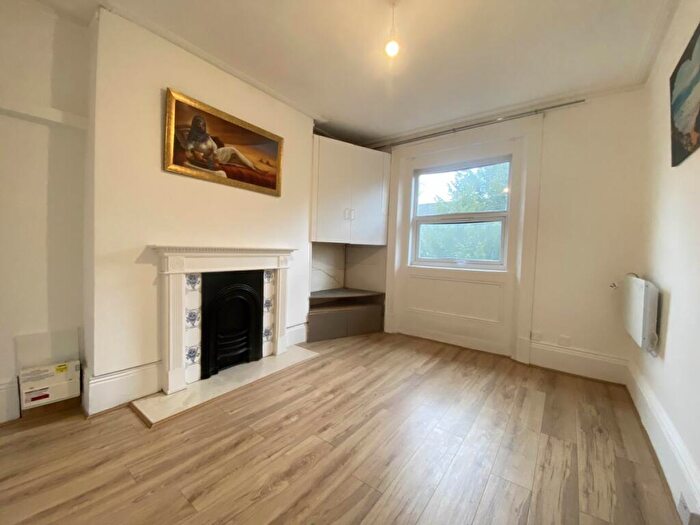 1 Bedroom Flat To Rent In Friern Park, Finchley, N12