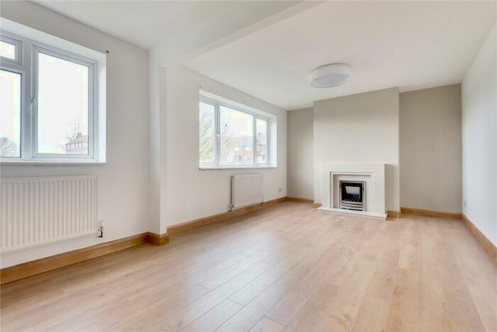 3 Bedroom Flat To Rent In Langford Road, Cockfosters, Barnet, EN4