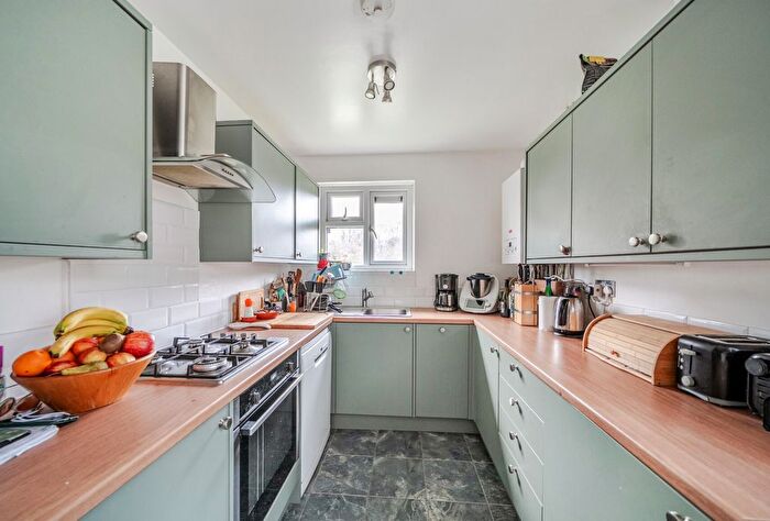 2 Bedroom Flat For Sale In Grove Lane, Coulsdon, CR5