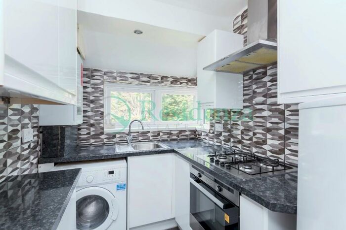 2 Bedroom Flat To Rent In Deer Park Gardens, Mitcham, Surrey, CR4