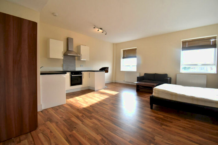 Studio To Rent In - Friern Park, London, N12