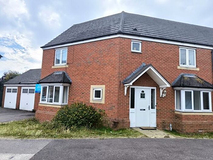 3 Bedroom Semi-Detached House To Rent In Crowe Road, Bedford, MK40