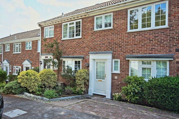 3 Bedroom Flat To Rent In Hanover Court, Woking, GU22