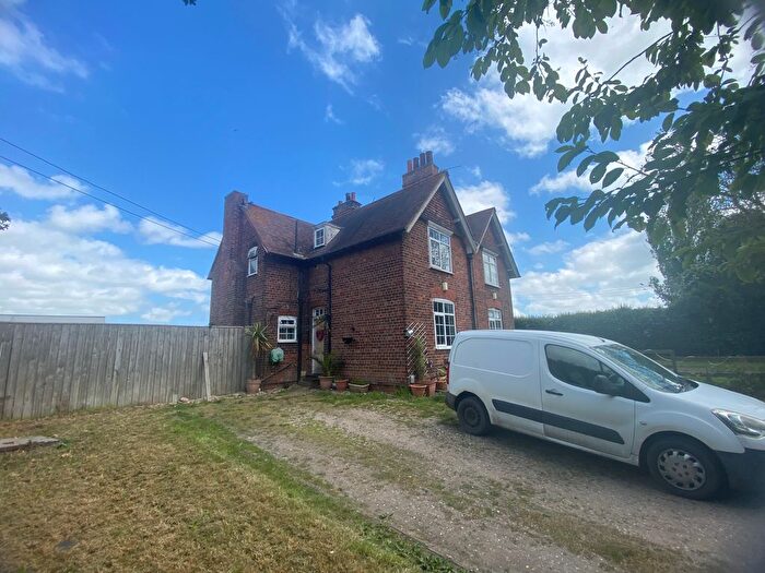 3 Bedroom Semi-Detached House To Rent In Fairholme Lane, Wawne, HU7