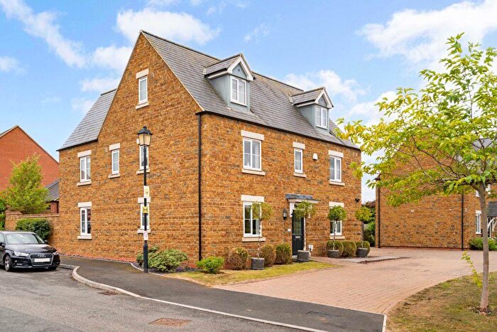 6 Bedroom Detached House For Sale In Wallin Road, Banbury, OX17
