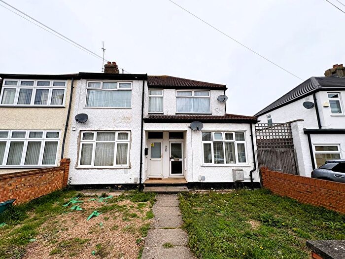 2 Bedroom Maisonette For Sale In Leybourne Road, Uxbridge, UB10