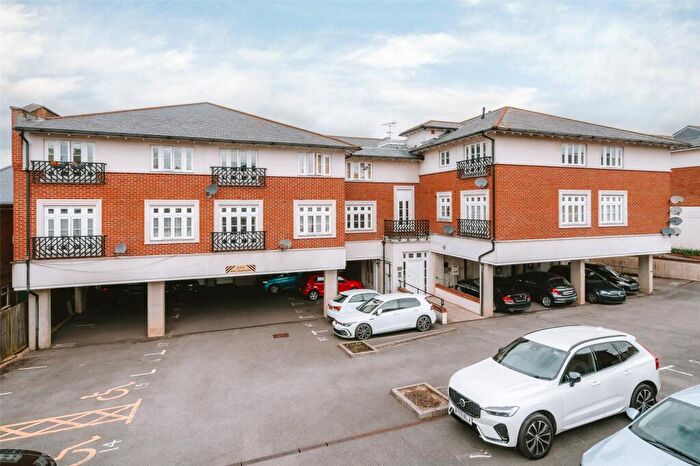 2 Bedroom Apartment For Sale In Cambridge Road, Crowthorne, Berkshire, RG45