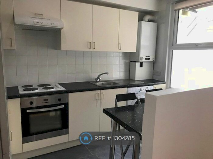 1 Bedroom Flat To Rent In Mosslea Road, London SE20