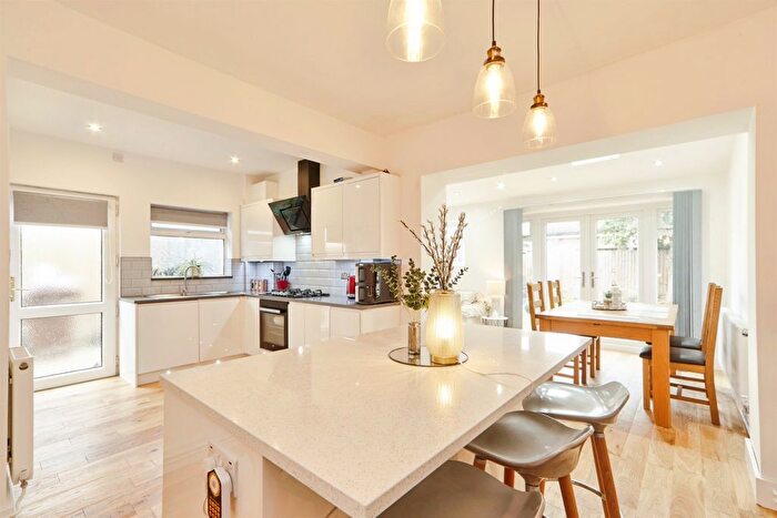 5 Bedroom Semi-detached House For Sale In Buckstone Oval, Leeds, LS17