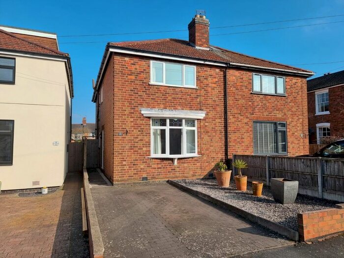 3 Bedroom Semi-Detached House To Rent In Southfield Road, Rugby, CV22