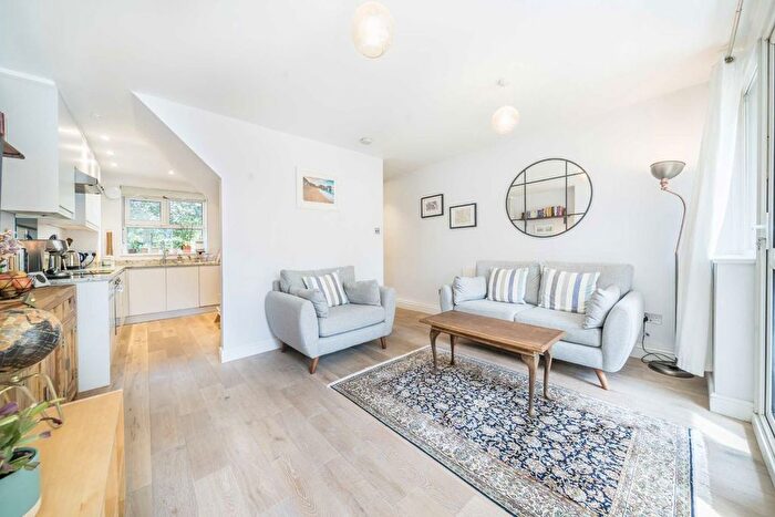 2 Bedroom Flat For Sale In Barringer Square, Tooting, SW17