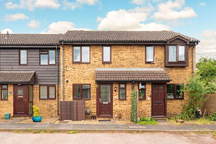 2 Bedroom House For Sale In Tanners Close, Walton-On-Thames, KT12